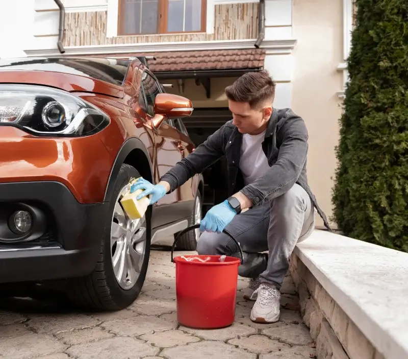 Lavage auto à domicile Voiteur : professionnel intervenant sur un véhicule